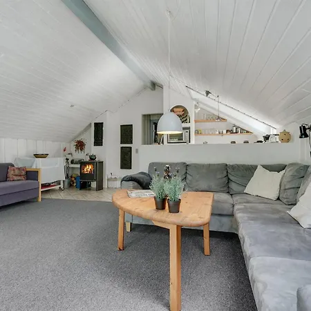 Lenia - 1km From The Sea By Interhome *